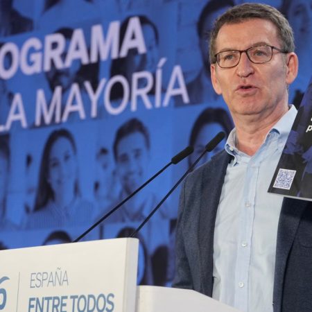 El programa marco del PP para el 28-M soslaya los charcos ideológicos para pescar en el centro | España
