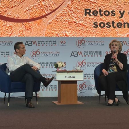 Hillary Clinton, en la Convención Bancaria de Mérida: “EE UU está exportando su mala política de armas a México”