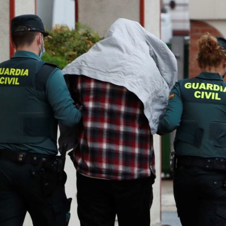 La frialdad del asesino y violador de Lardero se sienta en el banquillo | España