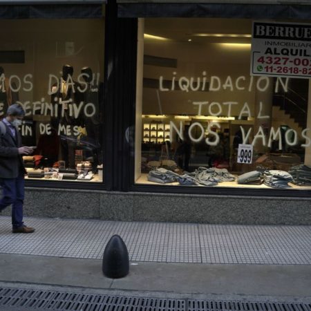La inflación de Argentina supera el 100% por primera vez desde 1990