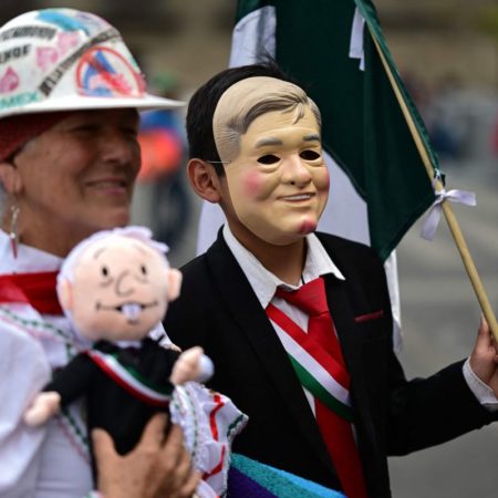 La marcha de López Obrador por el 18 de marzo, en directo | El presidente convoca a los suyos para celebrar a Cárdenas y mostrar músculo político