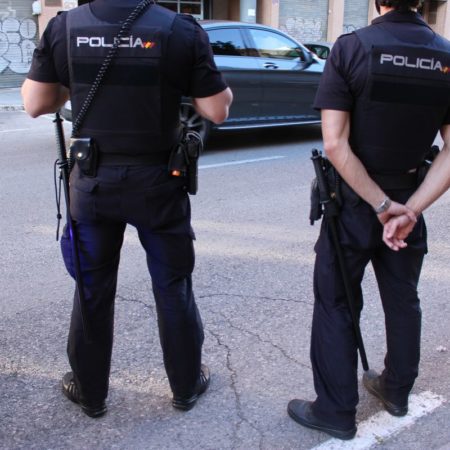 La policía libera a un hombre retenido y obligado a entregar su salario a su captor desde hacía tres años | España