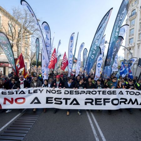 Las disputas de las izquierdas por las pelotas de goma ponen al filo del fracaso la reforma de la ‘ley mordaza’ | España