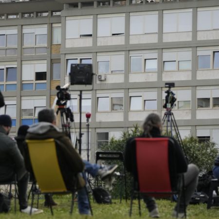 Los médicos aseguran que la salud del papa mejora aunque permanecerá hospitalizado | Internacional