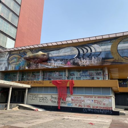 Un grupo de 200 personas vandaliza un mural de David Alfaro Siqueiros en la UNAM