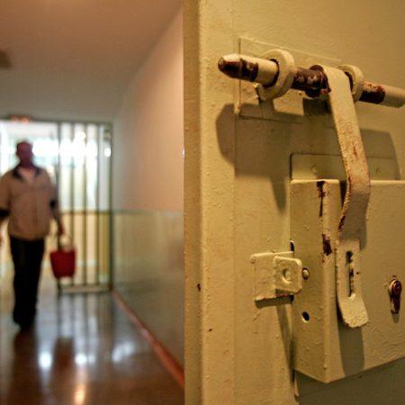 Un preso estrangula a su compañero de celda con un cordón de zapato en la cárcel Sevilla II | España