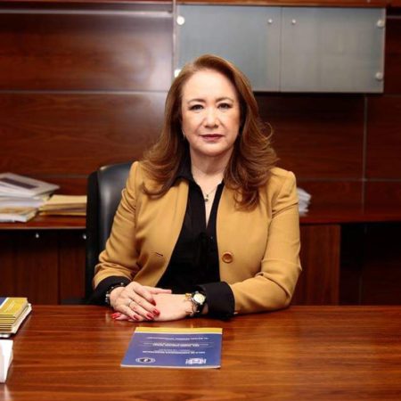 Una jueza federal impide a la UNAM resolver el caso del presunto plagio de Yasmín Esquivel