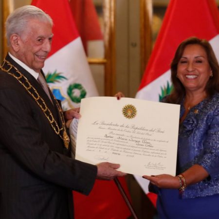 Vargas Llosa respalda al Gobierno de Dina Boluarte al ser condecorado en Lima | Internacional