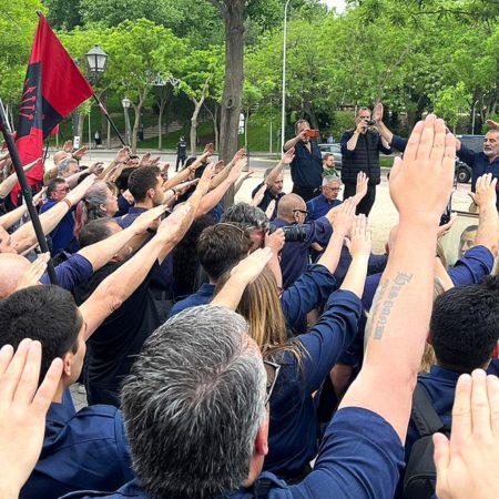 200 falangistas homenajean a Primo de Rivera en su nueva tumba del cementerio de San Isidro | España