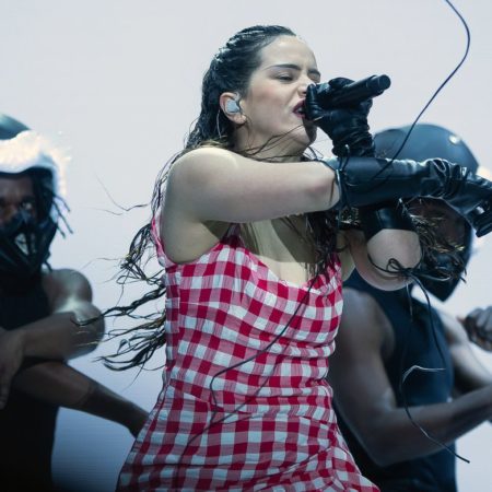 AXE Ceremonia: Rosalía consolida su brillo en México con coreografías, cámara en mano y cercana con el público