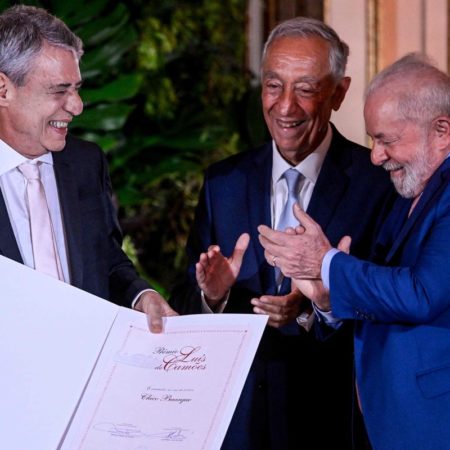 Chico Buarque recibe el Premio Camões que le negó Bolsonaro | Cultura