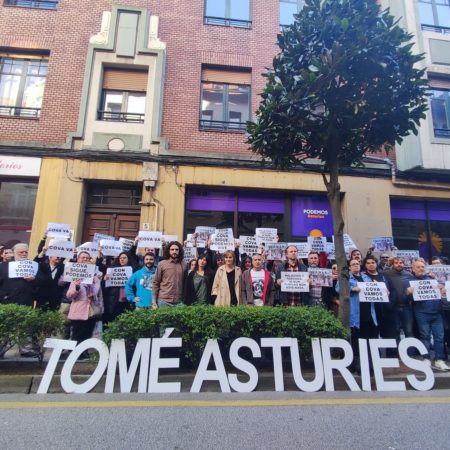 Covadonga Tomé: La candidata de Podemos en Asturias se encierra en la sede del partido para que se mantenga la lista | España