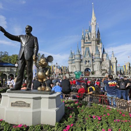 Disney demanda a Ron DeSantis por su “campaña de represalias” contra la compañía | Internacional