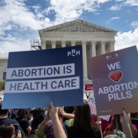 El Supremo de Estados Unidos mantiene de momento el acceso a la píldora abortiva mifepristona | Sociedad