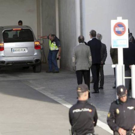 El Tribunal Constitucional deja en suspenso la repetición del juicio por el crimen de la viuda del expresidente de la CAM | España