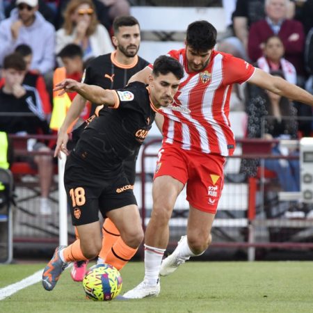 El Valencia embarranca en Almería | Deportes