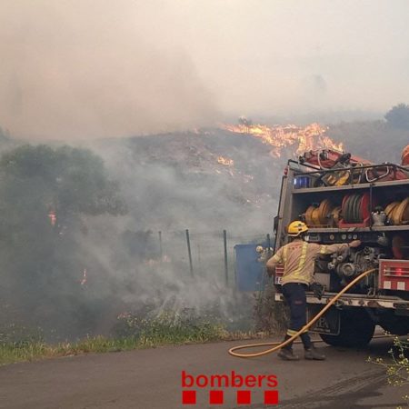El incendio de los Pirineos franceses entra en Cataluña y obliga a desalojar a vecinos de Portbou | Cataluña
