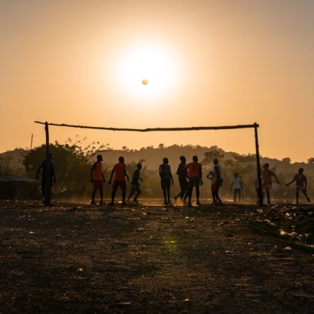 Fútbol y trata: un riesgo en aumento para los jóvenes deportistas en Colombia