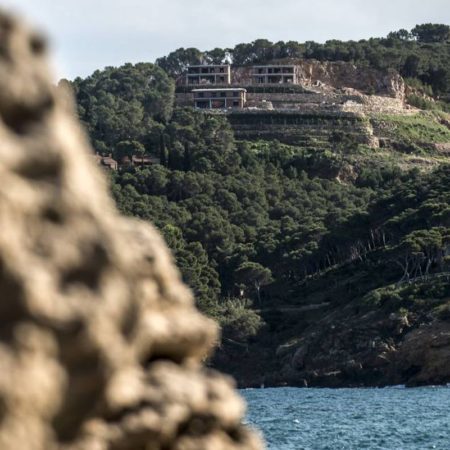 La Justicia da luz verde a la construcción de viviendas de lujo en una antigua cantera frente al mar en la Costa Brava | Cataluña