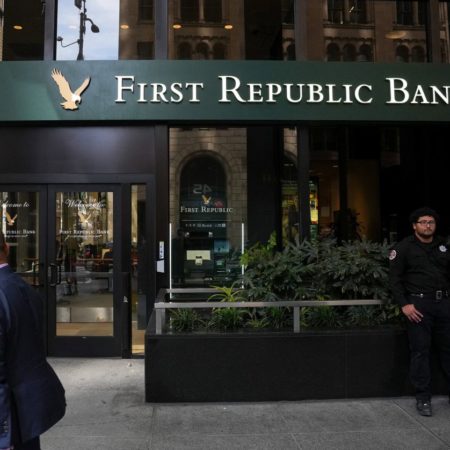 La agencia federal que garantiza los depósitos bancarios, dispuesta a intervenir el First Republic tras colapsar en bolsa | Economía