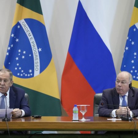 Lavrov afirma en Brasil que Rusia quiere terminar la guerra de Ucrania “de forma inmediata” | Internacional