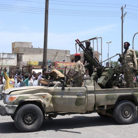 Más de 60 civiles muertos y 600 heridos en Sudán tras dos días de combates entre dos generales que luchan por el poder | Internacional