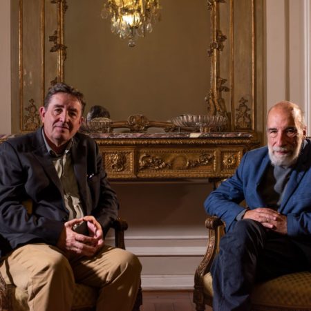 Raúl Zurita y Luis García Montero: Los poetas que militan en la esperanza se reencuentran en Santiago de Chile
