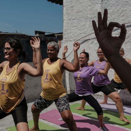 Respirar bajo los tiroteos: la revolución del yoga en las favelas de Río de Janeiro | América Futura