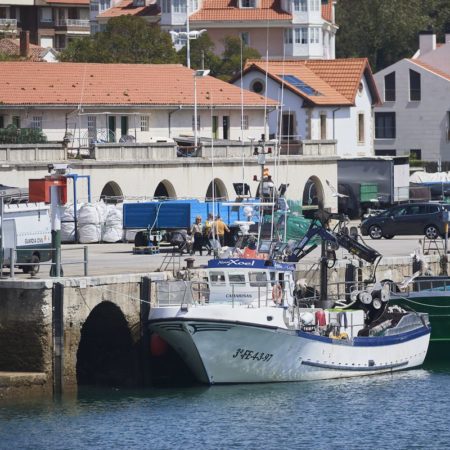 Salvamento Marítimo busca a un pescador al que arrastraron las redes mientras faenaba en Cantabria | España
