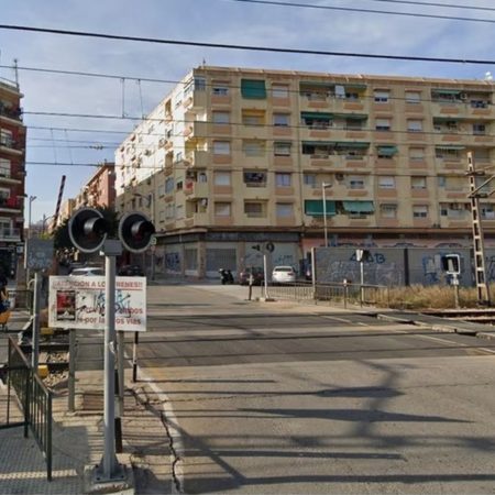 Una joven muere arrollada por el tren en un punto negro en la población valenciana de Alfafar | Comunidad Valenciana | España