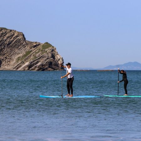 Voluntarios en pádel-surf salen a la captura de microplásticos en la costa vasca | País Vasco