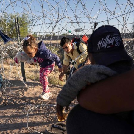 Biden y López Obrador reiteran su compromiso con una gestión migratoria “humana y ordenada” ante el fin del Título 42 | Internacional