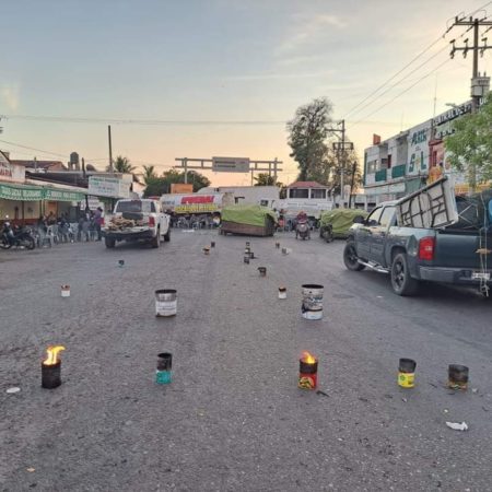 Cuatro días de caos en Tierra Caliente: coches de lujo, bloqueos carreteros y la mano invisible de la Familia Michoacana