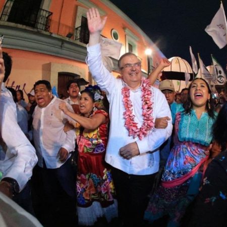 Ebrard eleva el tono durante su gira por Oaxaca: “El pueblo tiene que elegir a quién sigue, no el dedazo”