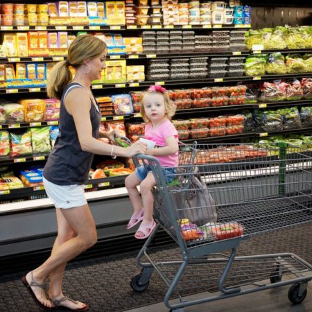 El gigante Walmart se hace más líder: acelera y eleva sus previsiones del año | Economía