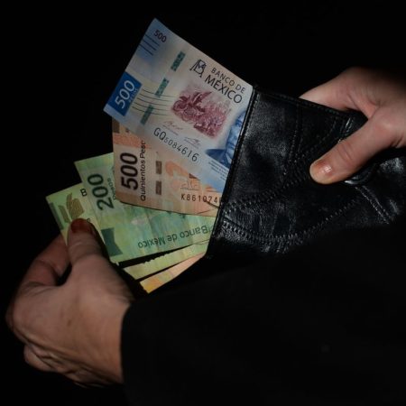El peso mexicano rompe su récord de siete años y cotiza en 17,42 unidades por dólar