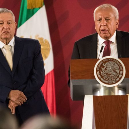 INM: López Obrador evade los cuestionamientos sobre Francisco Garduño, el primer alto cargo de su Gobierno que enfrenta un proceso penal