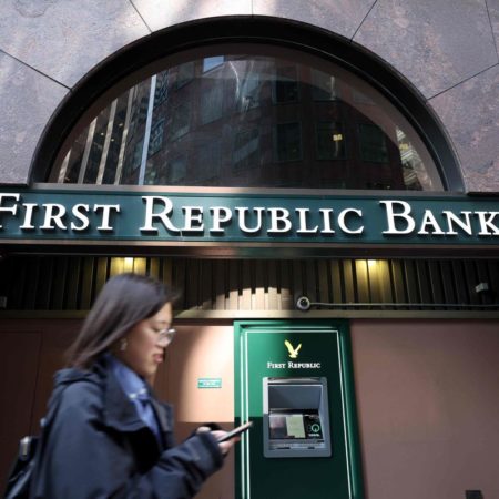 JPMorgan compra el First Republic Bank tras ser rescatado por las autoridades de EE UU | Economía