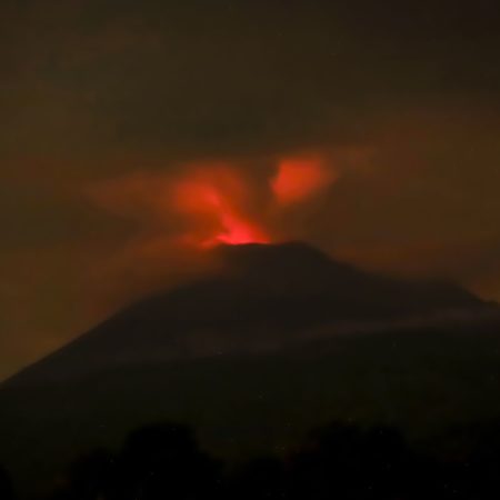 La actividad creciente en el volcán Popocatépetl obliga a cerrar por unas horas los aeropuertos de Ciudad de México