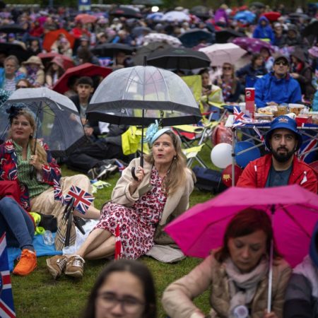 Londres celebra la coronación de sus reyes bajo la lluvia y con 62 millones de pintas de cervezas | Internacional