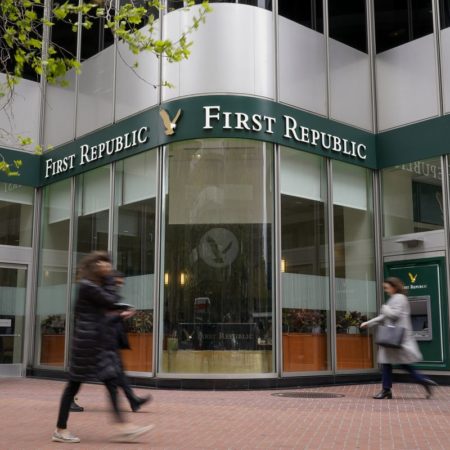 Los bancos regionales de EE UU se hunden en Bolsa tras el rescate de First Republic | Economía