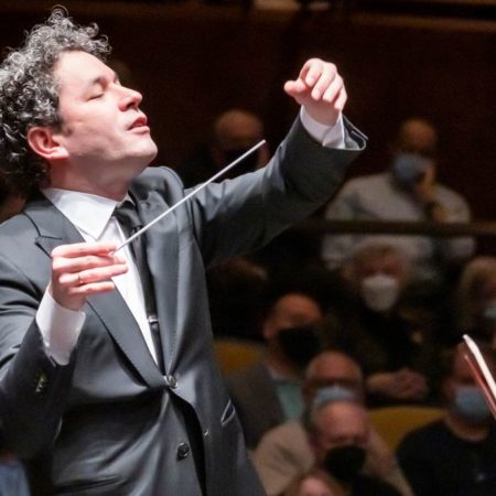 Nueva York se rinde a Gustavo Dudamel en su primer concierto como director musical de la Filarmónica | Cultura
