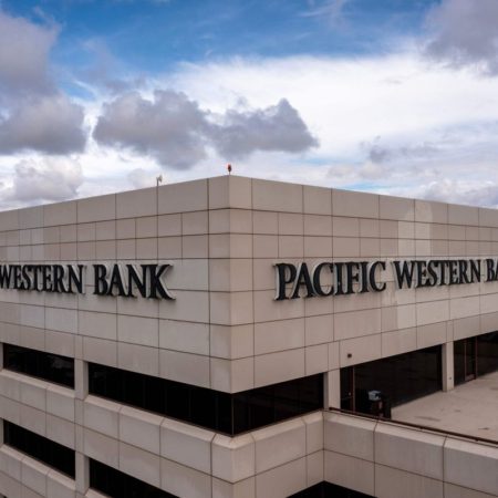 PacWest se desploma de nuevo en Bolsa tras admitir una fuga de depósitos | Economía