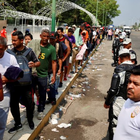 “Tengo miedo de ser engañado”: México dispersa a los migrantes en la frontera sur en medio de las amenazas de deportación desde Estados Unidos