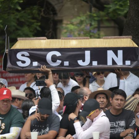 Un grupo de manifestantes lleva ataúdes con las caras de los ministros a la Suprema Corte de Justicia