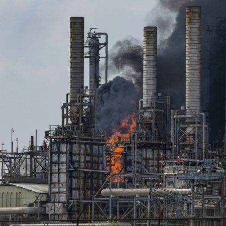Un incendio consume una parte de la refinería de Deer Park, en Texas