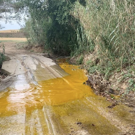 Una fuga provoca el vertido de un millón de litros de aceite de palma en Santa Perpètua de Mogoda | Cataluña