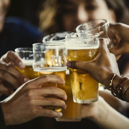 ¿Se puede reducir el consumo de alcohol en España subiendo su precio mínimo? | Salud y bienestar